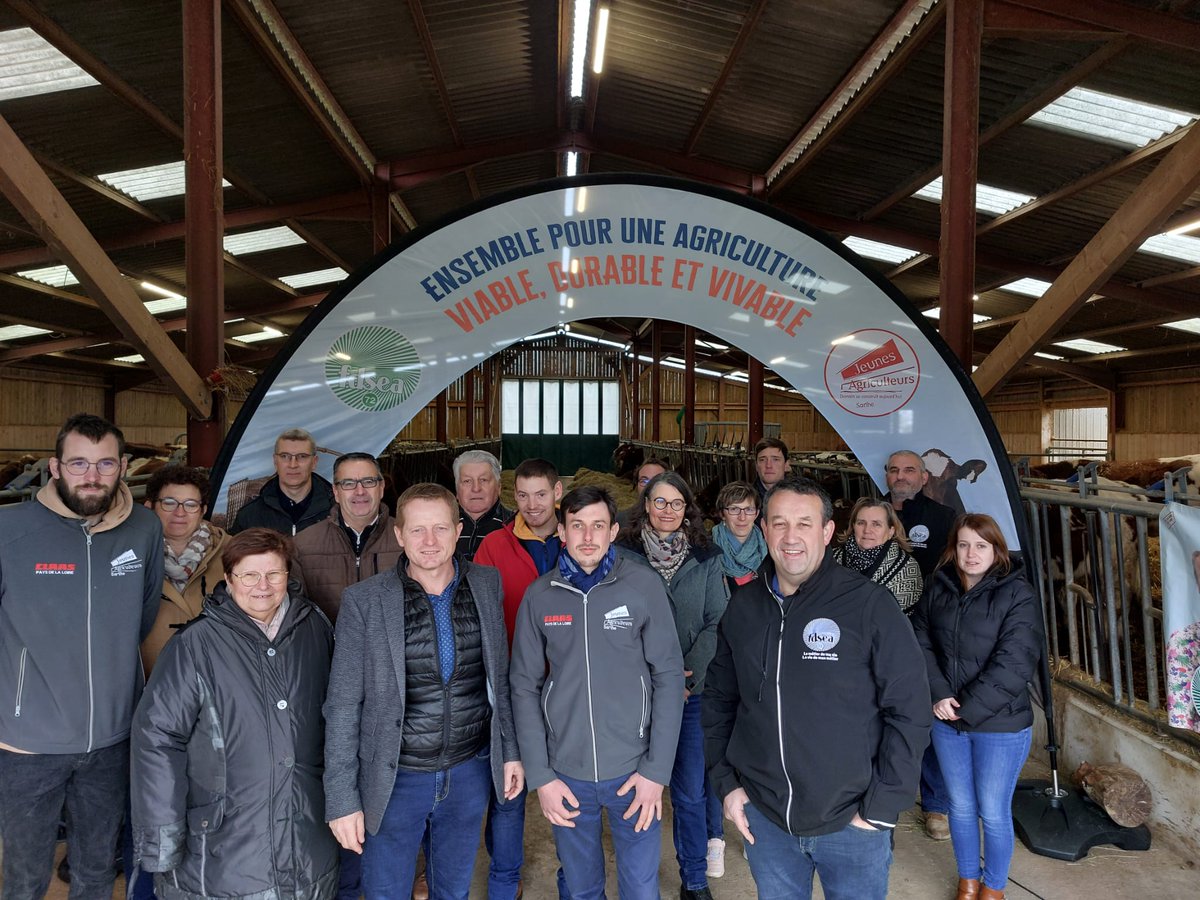 fdsea72's tweet photo. [Élections chambres d'agriculture 2025 🗳️]

➡️ Aujourd'hui, la FDSEA de la Sarthe et Jeunes Agriculteurs Sarthe ont officiellement présenté leurs listes de candidats et leur programme pour les élections à la Chambre d'Agriculture, qui se tiendront du 7 au 31 janvier 2025 📅 https://t.co/I2SXZXaxwC