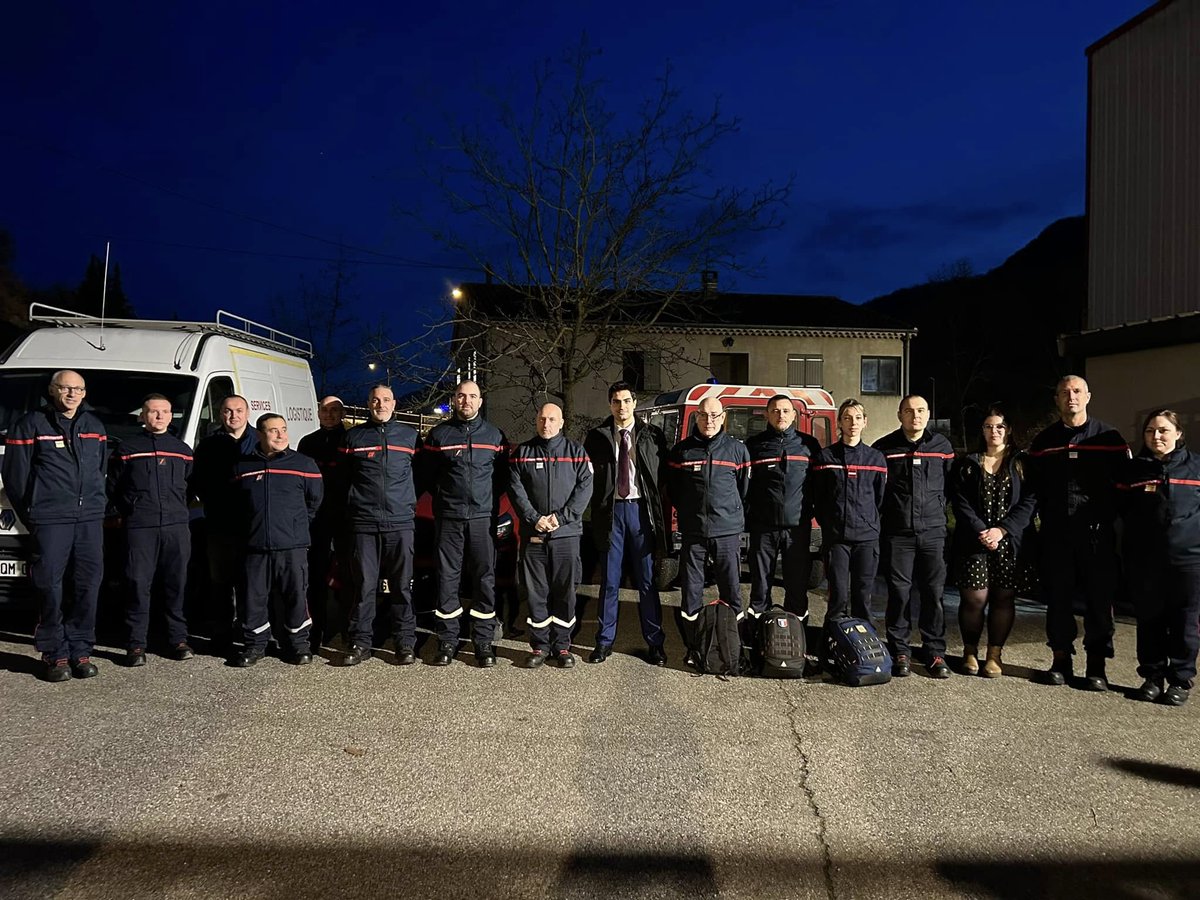 Prefet07's tweet photo. #mayotte |

5 sapeurs-pompiers de l'Ard��che partiront demain matin en renfort à Mayotte pour apporter leur aide après le passage du cyclone Chido.

Guillem GERVILLA, directeur de cabinet de la préfète et le colonel Vincent HONORÉ, directeur du Service départemental d'incendie et de secours de l'Ardèche  les ont rencontré avant leur départ pour les remercier pour leur engagement qui témoignage de la solidarité nationale avec les territoires touchés par des catastrophes.

Un grand merci aux équipes du @SDISPompiers07

Crédits photos SDIS 07
