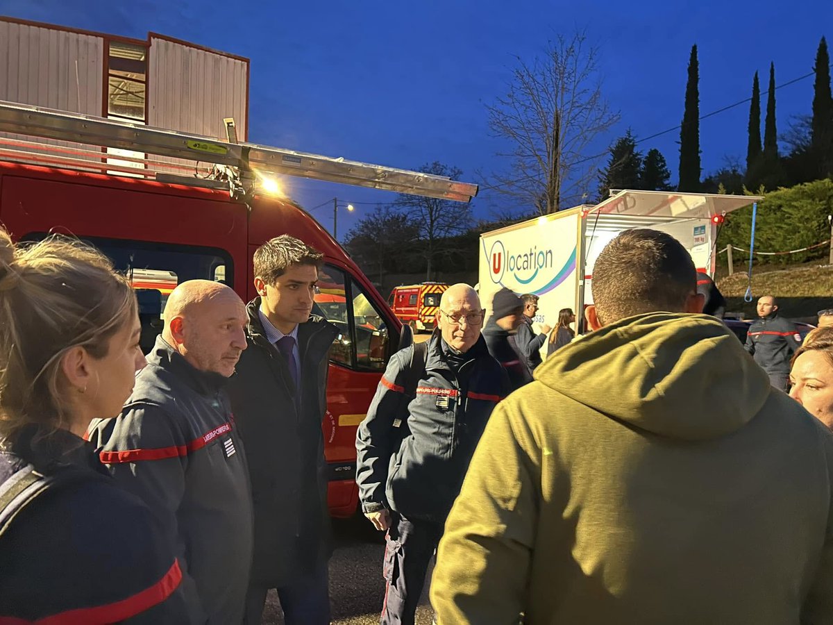 #mayotte |

5 sapeurs-pompiers de l'Ardèche partiront demain matin en renfort à Mayotte pour apporter leur aide après le passage du cyclone Chido.

Guillem GERVILLA, directeur de cabinet de la préfète et le colonel Vincent HONORÉ, directeur du Service départemental d'incendie et