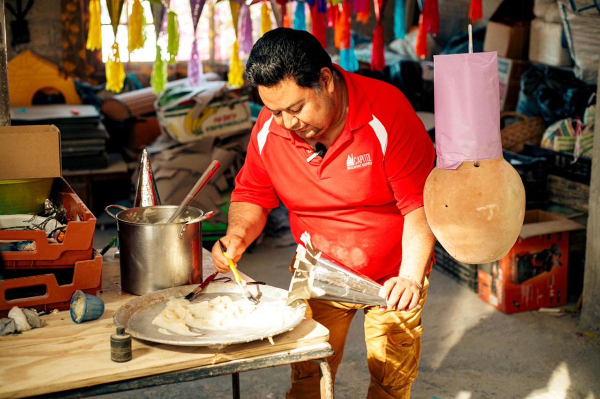 CulturaEdomex's tweet photo. En el #EstadoDeMéxico existen más de 300 talleres donde se elaboran piñatas 🪅, una maravillosa artesanía que nos da identidad, siendo un gran referente cultural de las posadas. Visita las #TiendasCasart de @iifaem y adquiere una hermosa pieza.
Detalles: https://t.co/b9irEFK0aH https://t.co/Za2PURBNjw