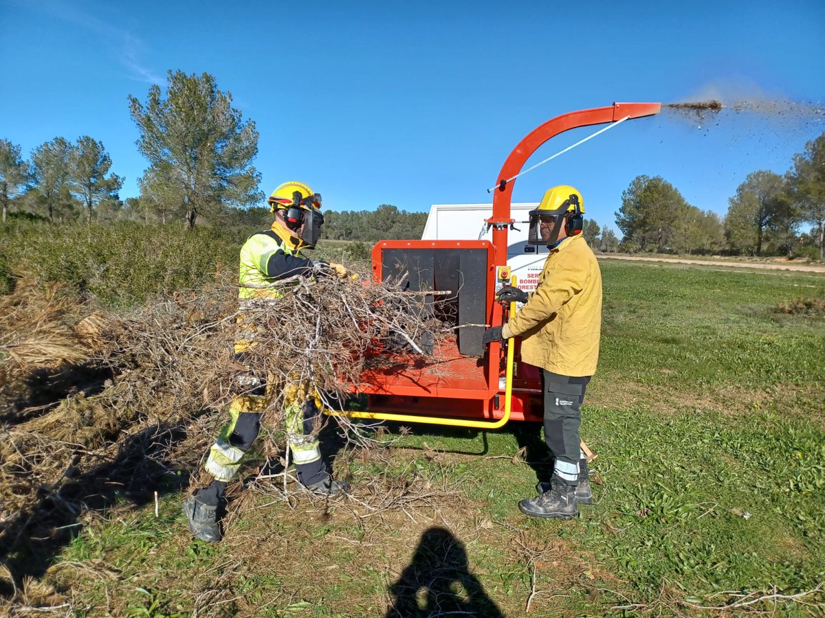 GVAbforestals's tweet photo. La formación de nuestras unidades es uno de los pilares fundamentales de la SGISE.

📸Los Bomberos Forestales de Enguera, junto a técnicos de PRL, reciben formación de los jefes de dotación de Alicante en eliminación de restos mediante el astillado con maquinaria propia. https://t.co/HWoI5D6X2Z