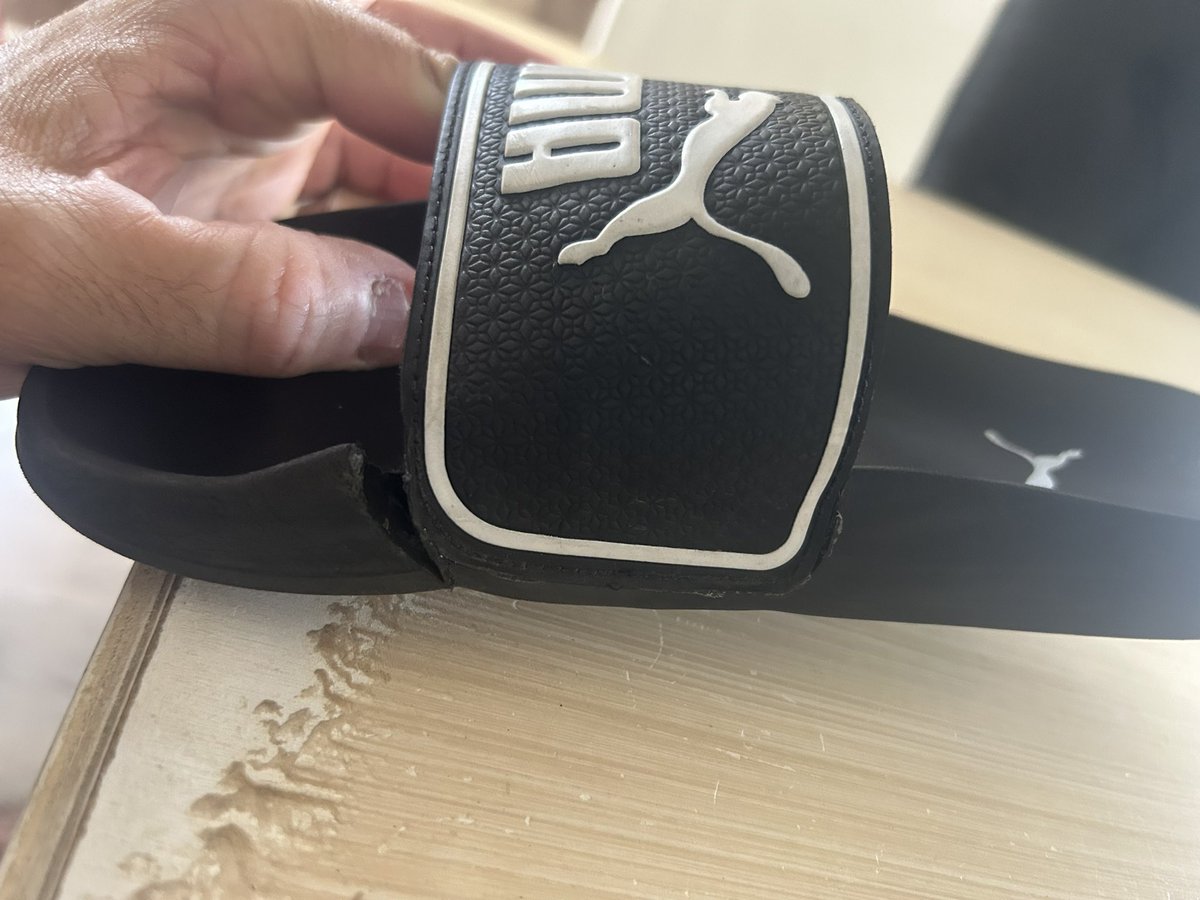 MelikSebo's tweet photo. @PUMAArgentina muy buena la calidad de las sandalias de niño … más de $60mil pesos para que se rompa en apenas mes de uso? https://t.co/byfLe3SNeu