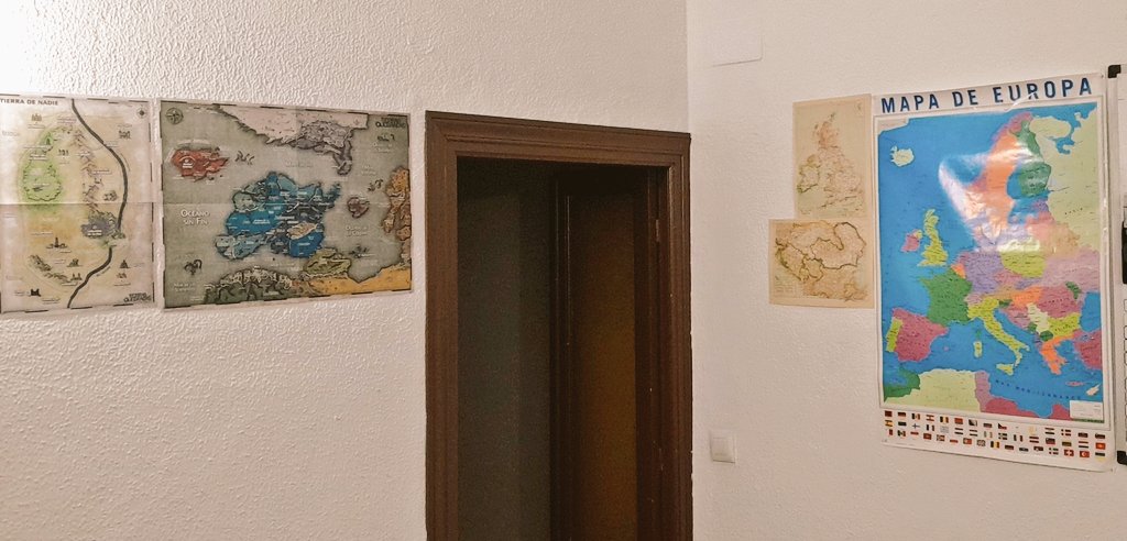 Si hay algo que me gusta es colgar mapas en las salas donde juego. Así luce este pequeño rinconcito del <a href="/club_dragom/">Club Dragom Jerez</a>. Izquierda Tierras Quebradas, derecha Dracula Dossier.