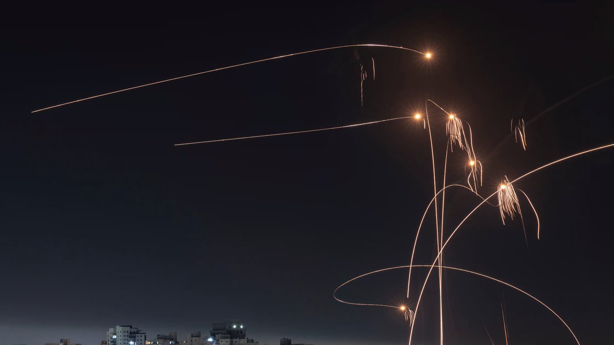 MarioNawfal's tweet image. 🇺🇸WHERE’S AMERICA’S IRON DOME?

Israel’s Iron Dome is a marvel: intercepting rockets and drones with a success rate over 90%. 

Each Tamir interceptor missile costs between $35,000 and $50,000, a small price to pay for protecting civilians.

Meanwhile, the U.S. relies on systems…