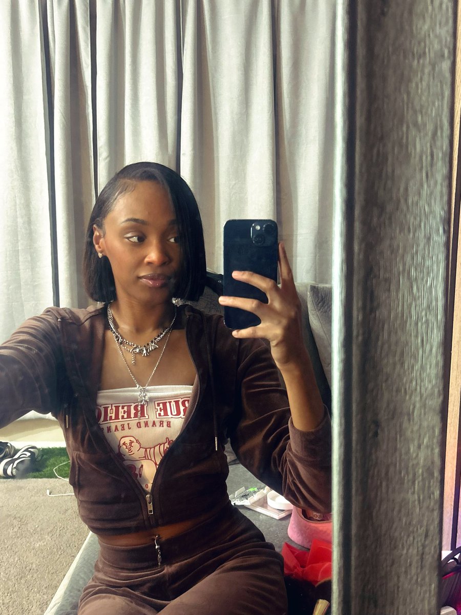 blaccmontanaa's tweet photo. itβs giving 90βs time fine π§πΎββοΈ
#streammymusic https://t.co/tt8KuMvxPm