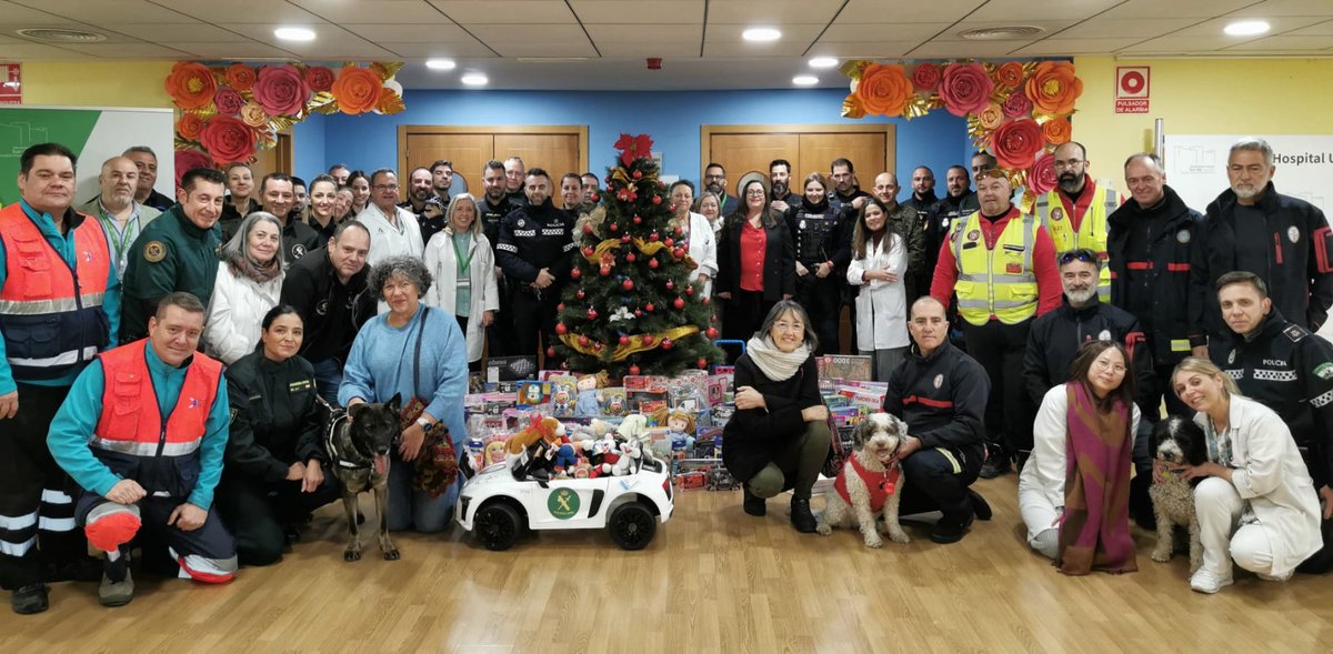 AGSSurSevilla's tweet photo. 🌟💚Gracias a @Asc_SONRISAS y @RAGCEasociados por traer al #HospitalValme el espíritu navideño y amenizar la estancia de nuestros pacientes. GRACIAS a los cuerpos de seguridad, fuerzas armadas y emergencias por su cariño🫶🏼

#HumanizAndal
#HumanizAGSSurSevilla
#1niño1sonrisa https://t.co/5Erl4hk0q6