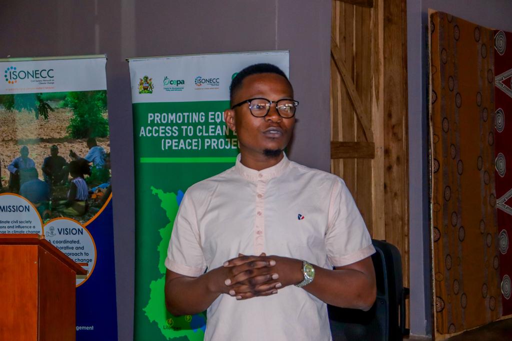 cisonecc_malawi's tweet photo. "Malawi's energy challenges are clear: Over 80% rely on biomass for cooking, driving environmental degradation, says @KondwaniSM of @OxfamMalawi. The PEACE project, supported by the EU, pilots solutions in Salima, Lilongwe & Blantyre to promote clean energy. #CleanEnergyMW" https://t.co/f98nd578ks