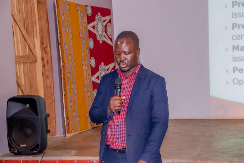cisonecc_malawi's tweet photo. "Malawi's energy challenges are clear: Over 80% rely on biomass for cooking, driving environmental degradation, says @KondwaniSM of @OxfamMalawi. The PEACE project, supported by the EU, pilots solutions in Salima, Lilongwe & Blantyre to promote clean energy. #CleanEnergyMW" https://t.co/f98nd578ks