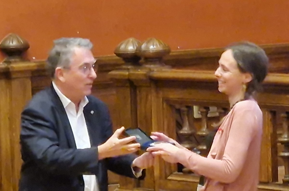 CIRI_Lyon's tweet image. Remise des médailles du CNRS en Rhône-Auvergne
Félicitations à Lucie Etienne, @lucievirevolte.bsky.social pour sa médaille de bronze pour ses travaux sur l'évolution fonctionnelle des interactions virus-hôte, et l'impact sur les transmissions inter-espèces !