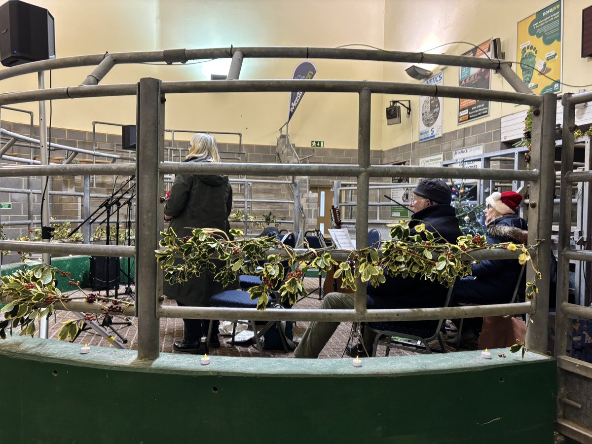 DeanWhitaker's tweet image. Great to be at J24 for the Christmas Carol Service.