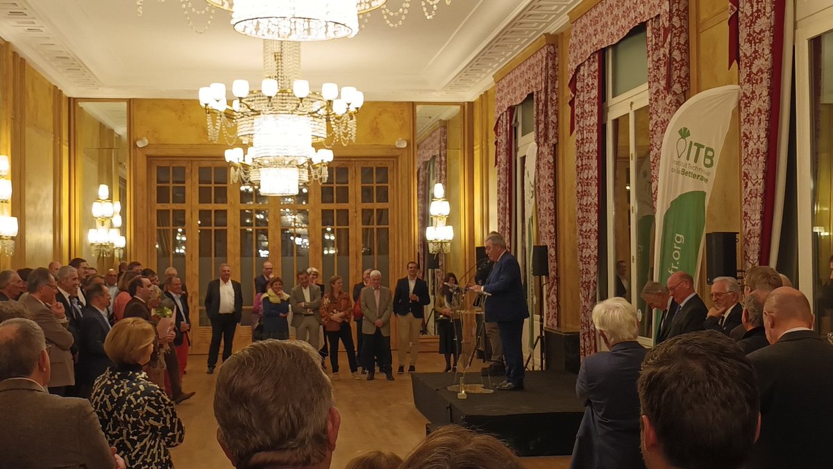 Un bel au revoir à un grand homme de la betterave (mais pas que) avec des témoignages pleins d'émotions et d'humanité, à l'image d'Alexandre Quillet, que j'ai eu la chance de côtoyer en tant que Président d'ACTA Normandie.
Belle retraite à Alexandre !