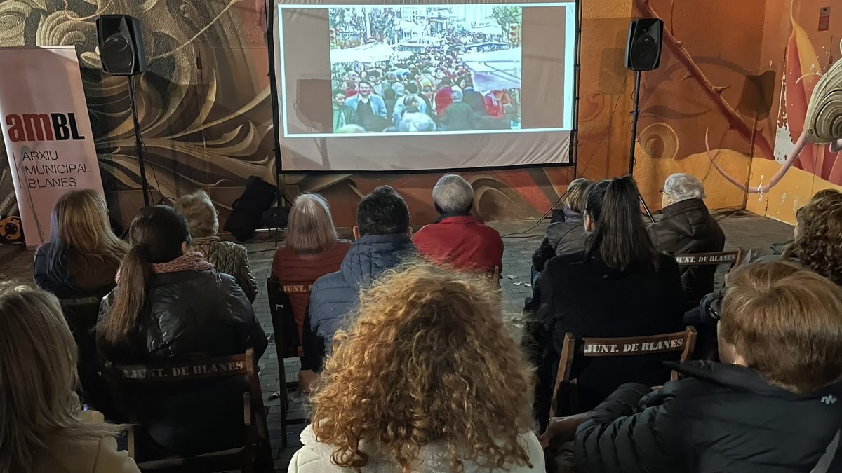 Blanes_cat's tweet photo. La Fira EnNadala't ha acollit avui la projecció de la pel·lícula 'La Fira de Sant Tomàs a Blanes l'any 1984', organitzat per l'Arxiu Municipal amb imatges de Joan Ferrer Bernat
L'acte l'ha encapçalat la regidora de l'Arxiu i Patrimoni @MoniRabassa acompanyada de Joan Ferrer https://t.co/CIbT4AwyzF