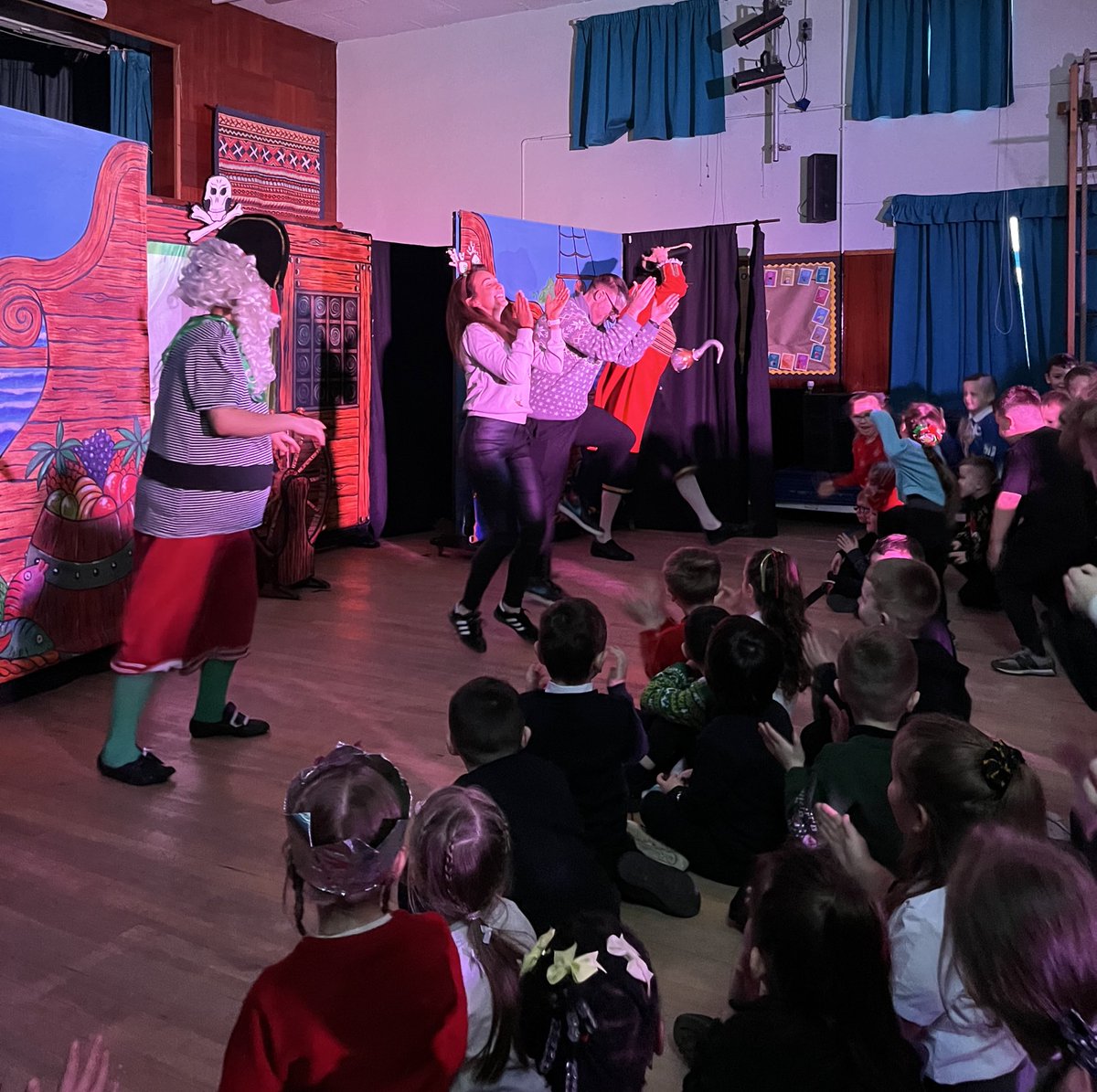 Miss Russell tweet media