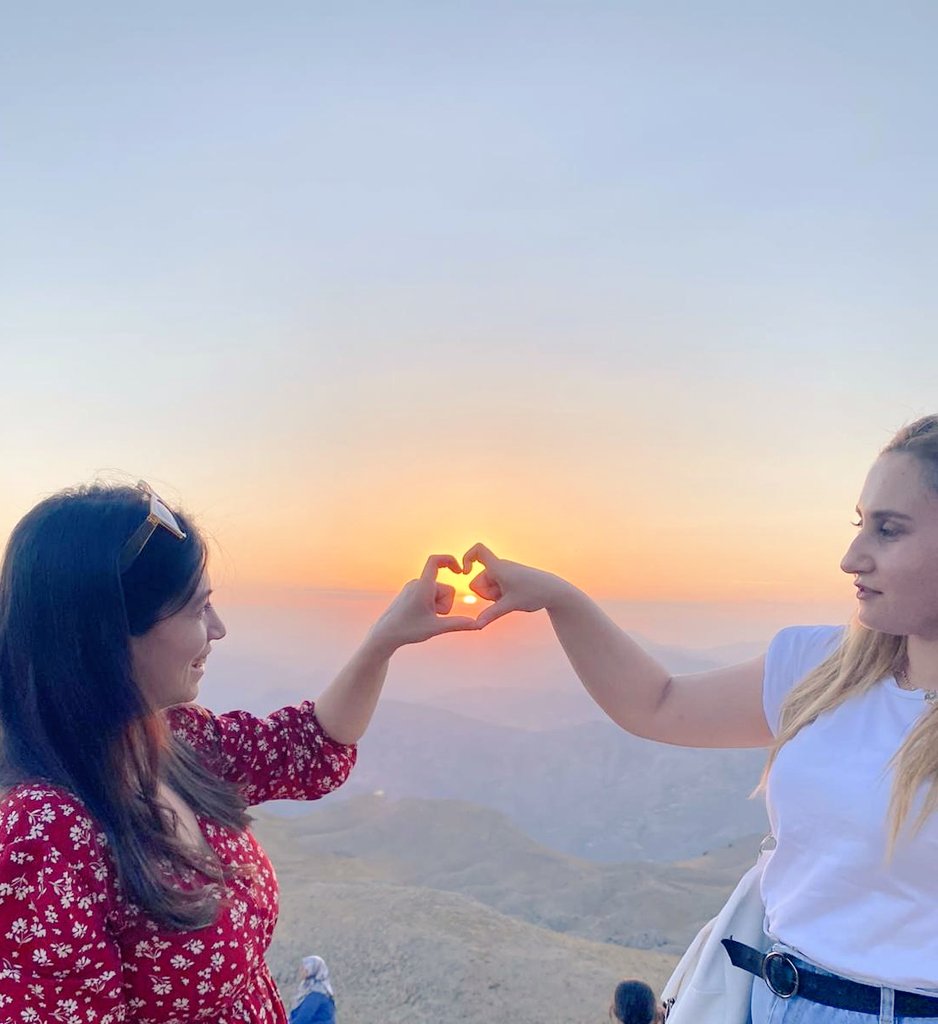 Pınar intihar etmedi!Pınar intihar edecek bir insan değildi.Hayat doluydu.Silahtan korkan bir kadın silahla intihar etmez,kapıda eşini görüp kaçan bir kadın arabada eşinin yanında intihar etmez.O an karanlık sokaklar o adamdan daha güvenliydi demekki kaçmayı seçti #pınarınsesiyiz