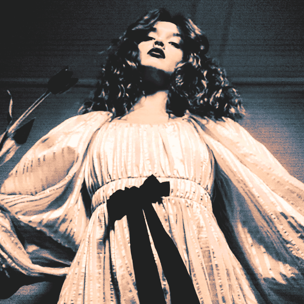 ᅠᅠ‍  
mujer mexicana muere buscando el origen de la palabra. 𝙡𝙤𝙡𝙞𝙩𝙖. llora en un país que no la mira ni parpadear. duerme bajo la sombra del realismo mágico. se trenza los cabellos todas las noches. brinca entre el privilegio y un cigarrito a medio prender.
  ᅠᅠ‍ᅠᅠ‍