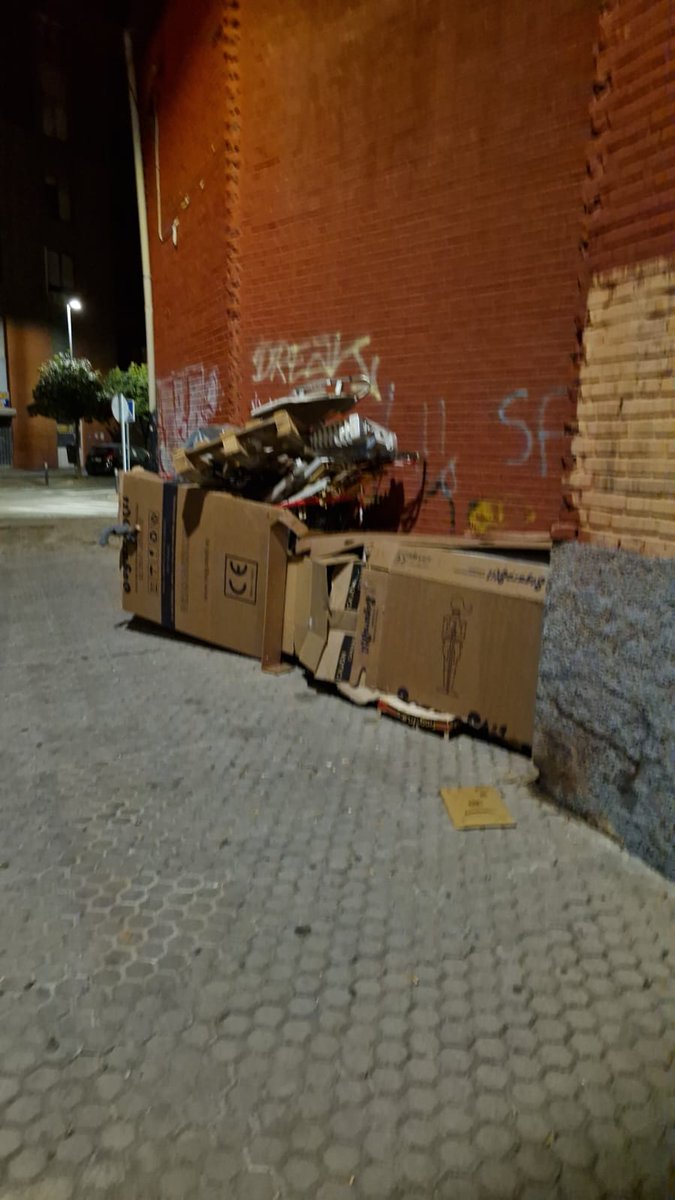Esta persona se está haciendo un adosado con parking en #barriocontadores, por favor <a href="/Ayto_Sevilla/">Ayuntamiento de Sevilla</a> dar aviso a los UMIES para que lo atiendan, a ver si puede enderezar su vida y reintegrarse en la sociedad. Gracias.