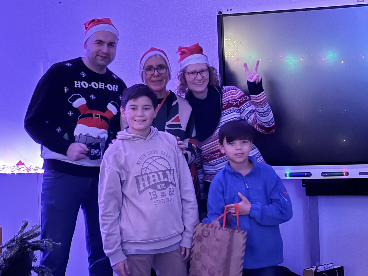 Winners of this year’s Clever Lab christmas party riddle (paper chase) through the entire chemistry building (thanks Maike for organizing!) 🎄
