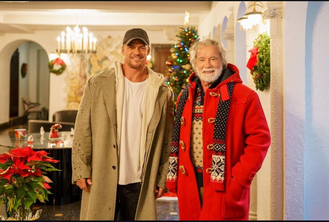 📢 Comienza la producción de la pelicula navideña #TheManWithTheBag con Arnold Schwarzenegger y Alan Ritchson (Reacher) como protagonistas!! 👏🏻