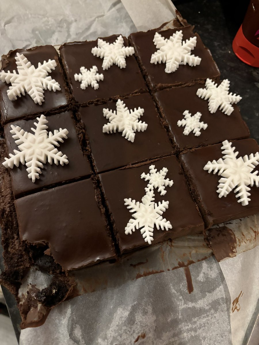 0takuBakery's tweet photo. Here are some of my Christmas vegan bakes. These are two vegan fruit cakes for Christmas, vegan snowflake brownies, and vegan sugar cookies #Vegan  #veganbaking https://t.co/hnaD1bbyMa