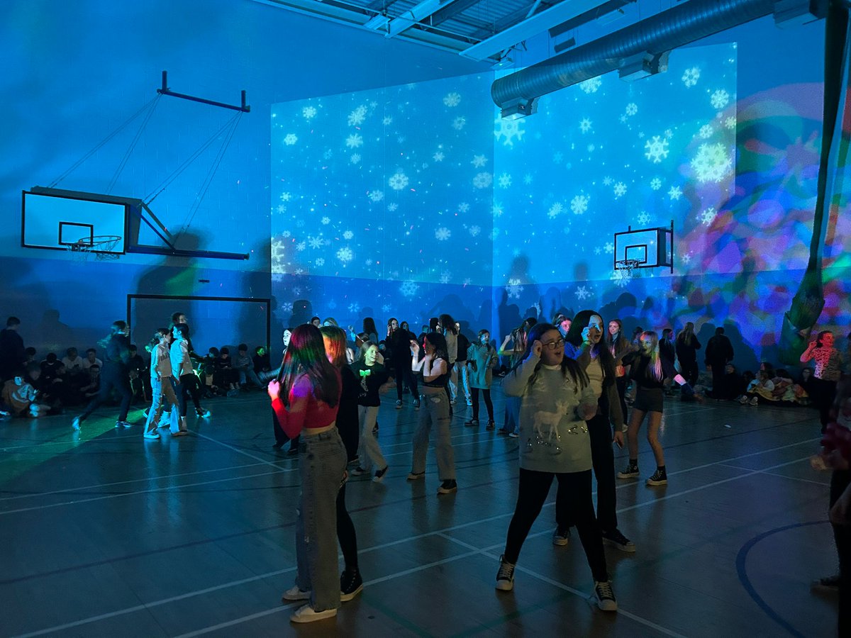 What a great time we all had at the S1/2 Christmas dance today. Dancing was on point with some dancers winning prizes for their skills. Countdown is now officially on 🎄 🎅