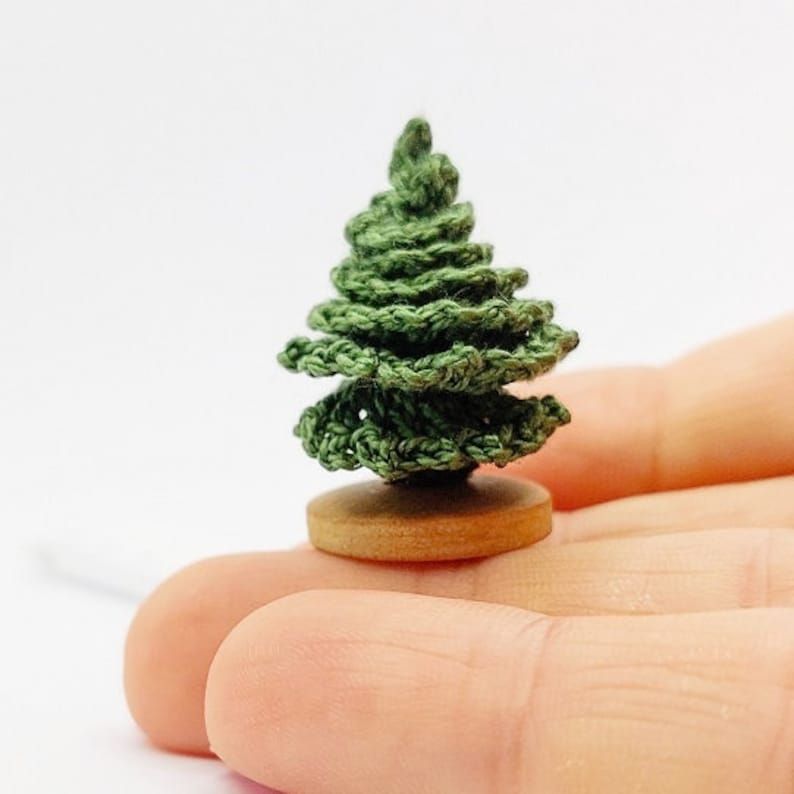 knithacker's tweet photo. 25 Crochet Micro-Ornament Patterns For This Tiny Crochet Christmas Tree - So Fun! 👉 https://t.co/K9sI9RDNEq #crochet #amigurumi #microcrochet #handmade #miniature https://t.co/BEKdH1dUmR