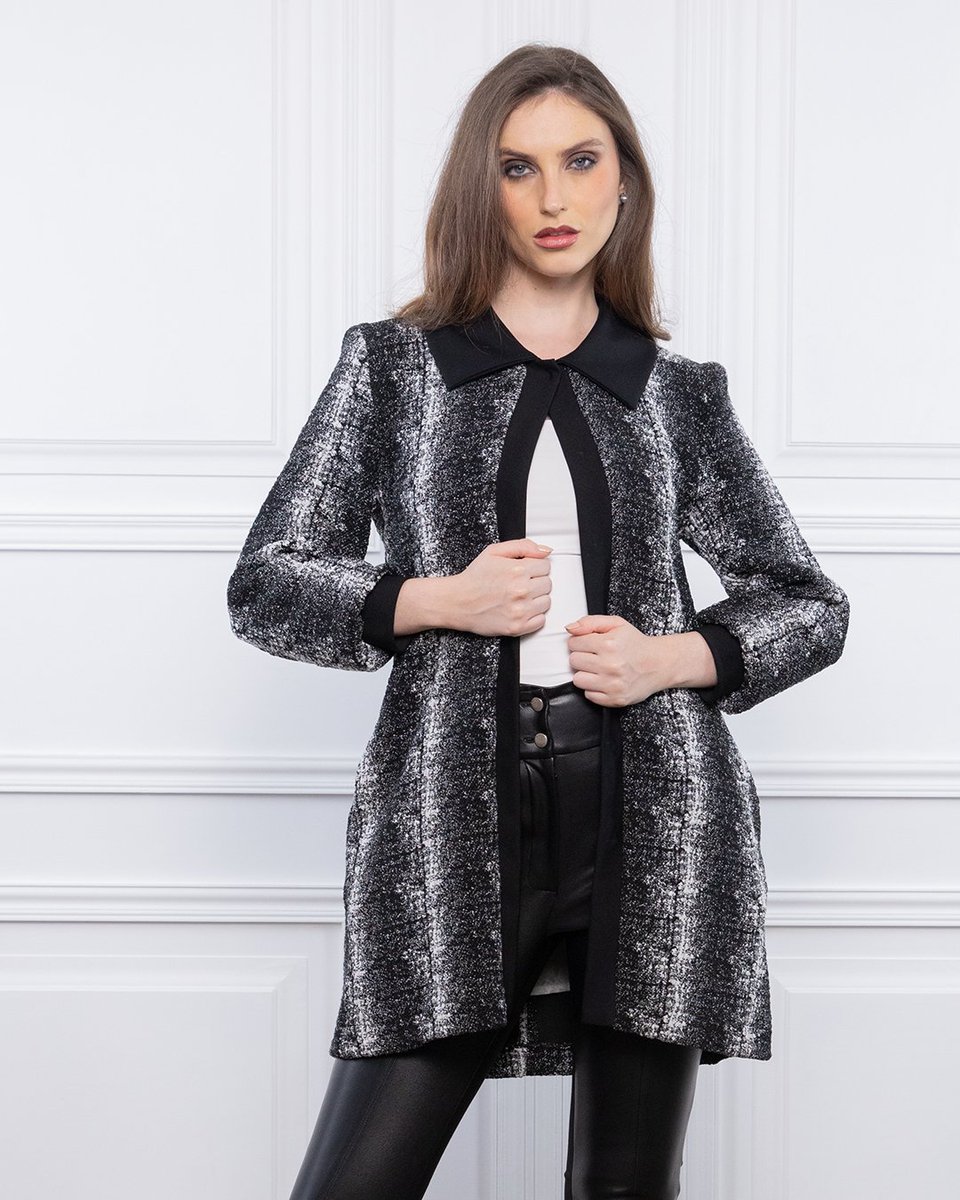 ColeccionMarisa's tweet image. Esta temporada de frío, nuestras gabardinas y abrigos se convertirán en tus mejores aliados. Diseñados para mantenerte cálida mientras robas miradas con tu estilo único, están hechos para acompañarte a donde vayas con elegancia y comodidad #ModaQueInspira #FW24 #MarisaColección