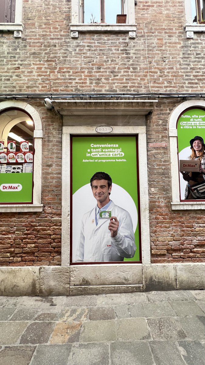 LucaBombassei's tweet photo. In una città come Venezia, città d’arte e d’incanto che merita più che rispetto, accade che persino le farmacie chiudano le vetrine con adesivi di una bruttezza monumentale, con grafica da discount anonimo. Possibile che il decoro urbano sia così sacrificabile? La bellezza è anche un dovere.
#drmax #Venezia @comunevenezia