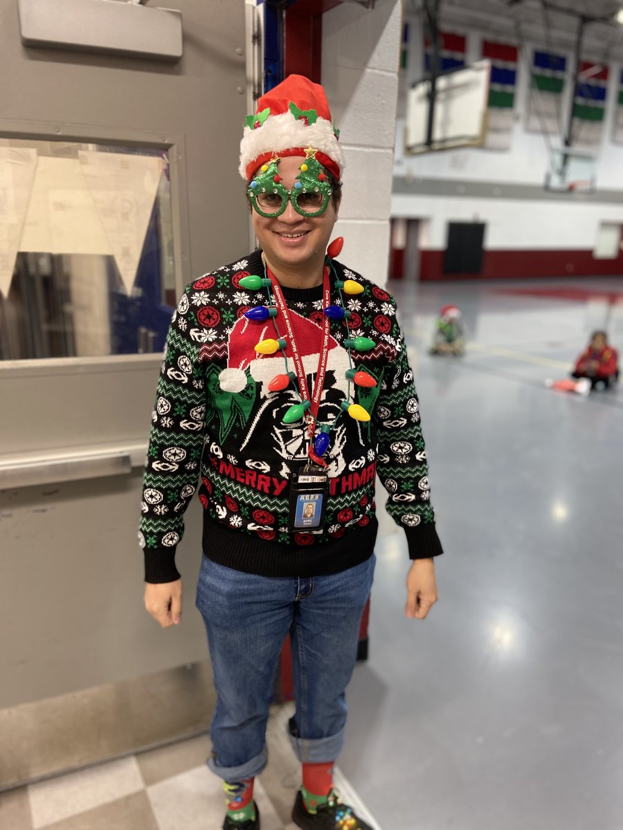 📷Mr. A topping off our holiday spirit week from head to toe!
#corakelly #bestschoolever #alexandriacitypublicschool 
Mr. A demostrando nuestra semana de espíritu navideño de pies a cabeza!
