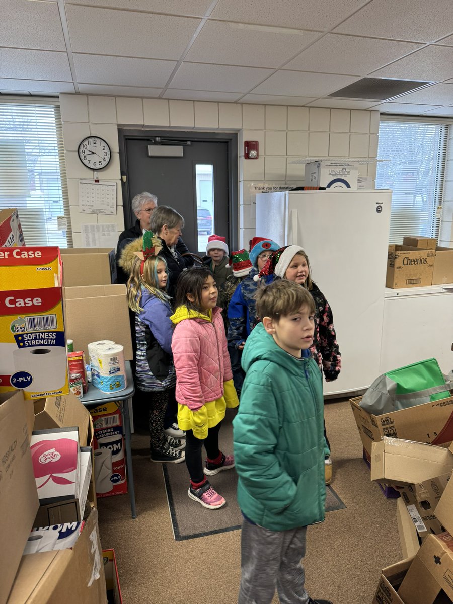 MrsO2ndGrade's tweet photo. These helper elves made a special delivery to the Mitchell County Food Bank. We are so thankful for these volunteers! Thanks to everyone that donated, especially Mrs. Wrightβs class!! ππ
#osagegreendevils #helperelves https://t.co/F7C2h7abIo