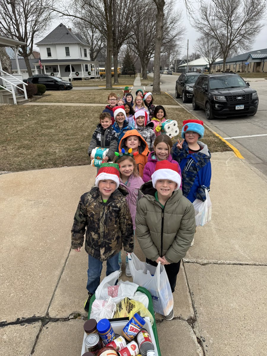 MrsO2ndGrade's tweet photo. These helper elves made a special delivery to the Mitchell County Food Bank. We are so thankful for these volunteers! Thanks to everyone that donated, especially Mrs. Wrightβs class!! ππ
#osagegreendevils #helperelves https://t.co/F7C2h7abIo
