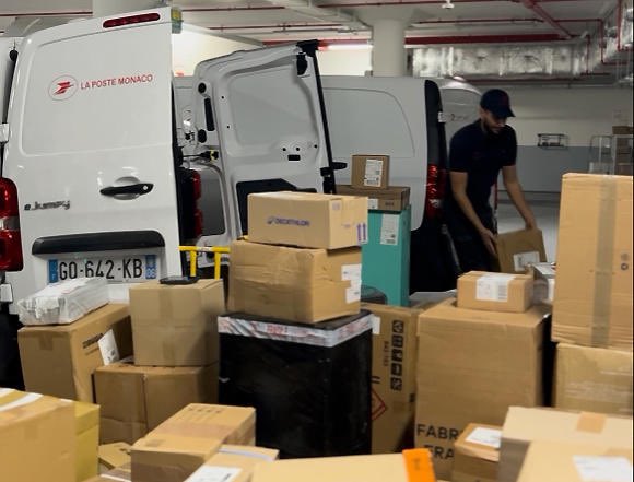 Ouverture du Point Accueil Marchandises (PAM) pour optimiser le #stockage et la #livraison de colis en #Principauté

Avec le soutien du <a href="/GvtMonaco/">Gouvernement Monaco</a> , la Poste Monaco inaugure un plateau logistique de 1500 m².

Ce nouvel espace permettra de centraliser les #colis entrant tout en