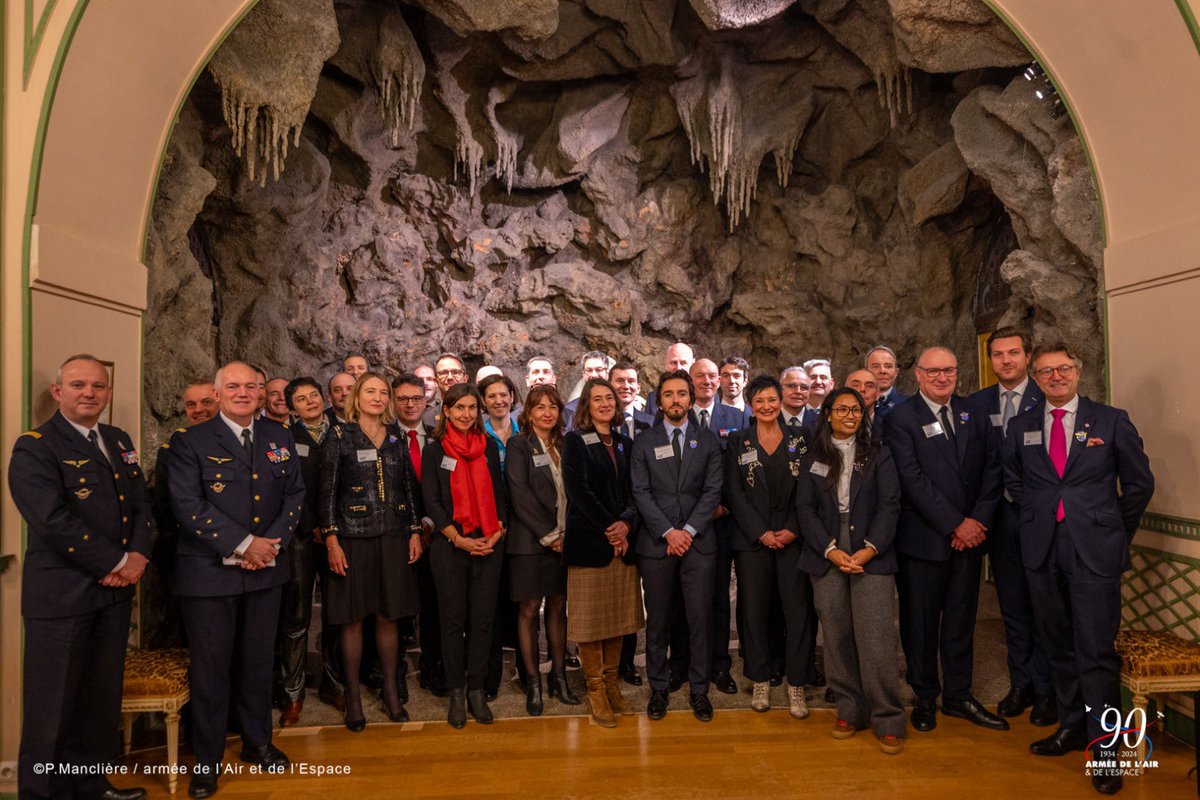 CEM_AAE's tweet image. Intronisation de la promotion 25 du réseau #ADER aux Invalides. 24 nouveaux réservistes citoyens rejoignent la famille de l’@Armee_de_lair. Expertise, diversité et engagement au service de nos réflexions stratégiques.

Bienvenue aux Adériens 2025 ! #FiersDeNosRéservistes