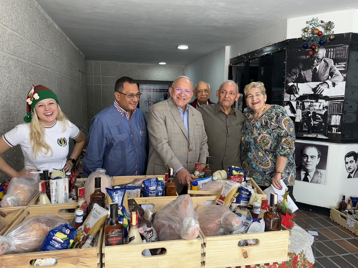 En compañía de la Secretaria Nacional de Organización <a href="/mydonascimento/">Myriam Do Nascimento</a> y miembros del CEN, con mucho cariño y afecto hicimos entrega de los guacales navideños al personal de #AcciónDemocrática, trabajadores que a diario cuidan y mantienen las puertas abiertas de las instalaciones