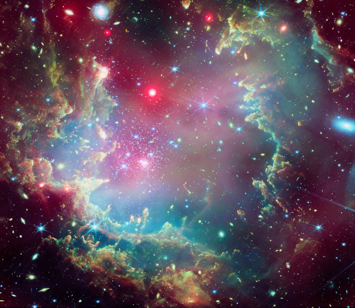 'Tis the season... to gaze into the universe ✨

This star cluster, seen here thanks to <a href="/NASAWebb/">NASA Webb Telescope</a> and @ChandraXRay, resembles a cosmic wreath, with shining stars sparkling among festive clouds: go.nasa.gov/49GrJyi