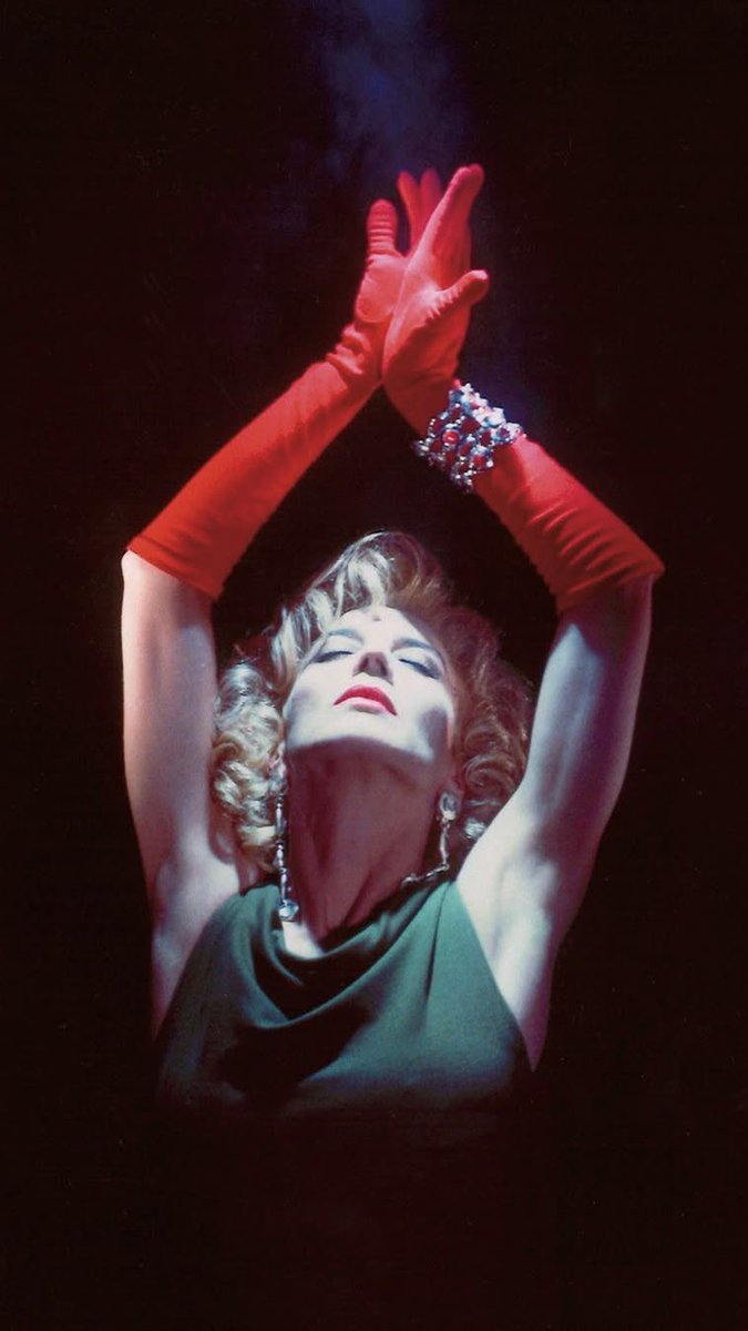 Marisa Paredes fotografiada por Juan Gatti para "Tacones Lejanos" (1991) de Pedro Almodóvar.