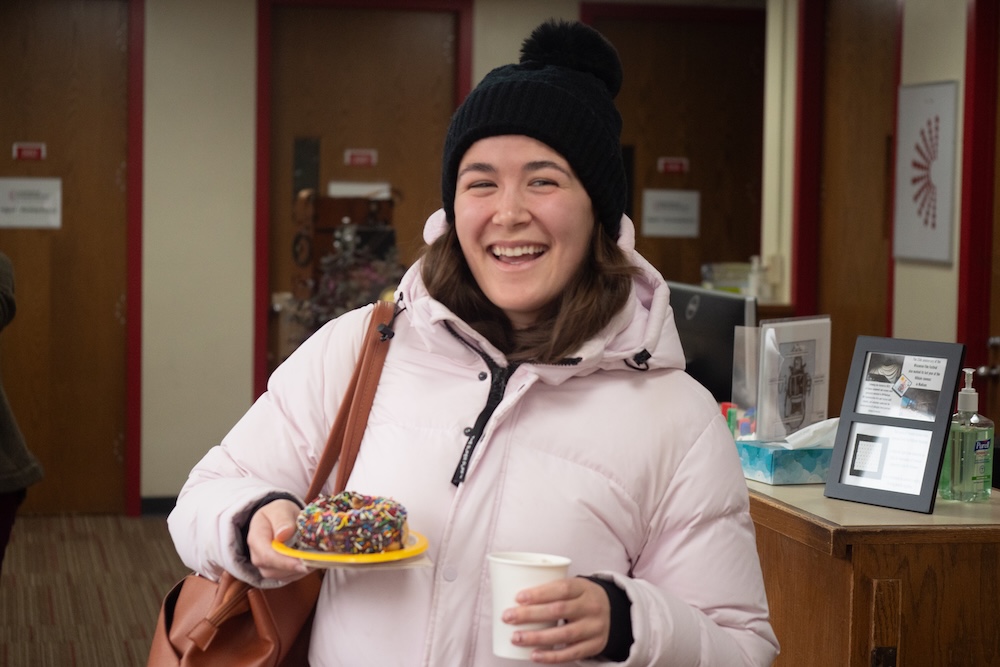 uwcommarts's tweet image. The Fall 2024 semester is coming to a close, and Comm Arts students braved the cold last week to gather for a snack and a study break! We are wishing our students luck as they wrap up finals this week and start to enjoy their holiday breaks!

#commarts #fall2024 #studyday