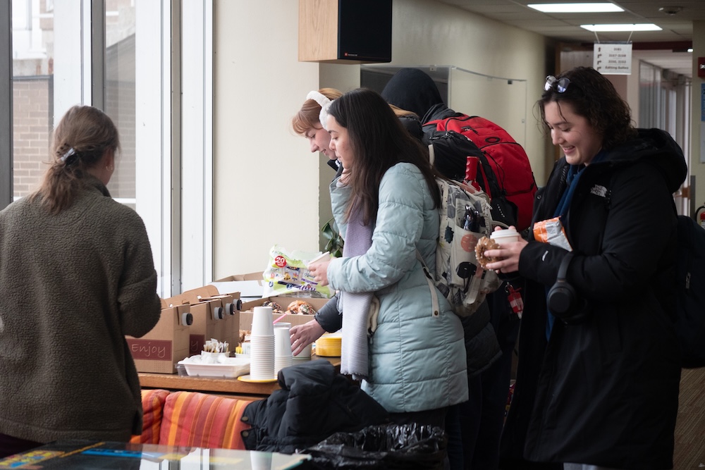 uwcommarts's tweet image. The Fall 2024 semester is coming to a close, and Comm Arts students braved the cold last week to gather for a snack and a study break! We are wishing our students luck as they wrap up finals this week and start to enjoy their holiday breaks!

#commarts #fall2024 #studyday