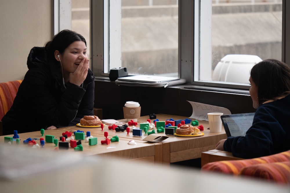 uwcommarts's tweet image. The Fall 2024 semester is coming to a close, and Comm Arts students braved the cold last week to gather for a snack and a study break! We are wishing our students luck as they wrap up finals this week and start to enjoy their holiday breaks!

#commarts #fall2024 #studyday
