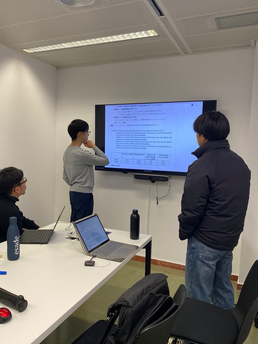 ESADE_Japan's tweet photo. <Co26の一言⑤>
Term1の最終日が明日になりました！試験期間の最終日でもあるため、部屋を借りて日本人で最後の復習を行なっております。ESADEの会議室には全てモニターが完備されているためこのように学習の際は有効活用をしております。 https://t.co/RVAkUfap6y