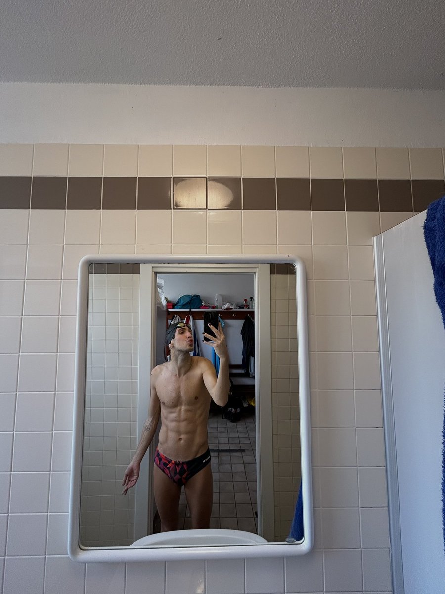 diego_vacchi's tweet photo. kisses from the locker room https://t.co/emWFTA9jhA