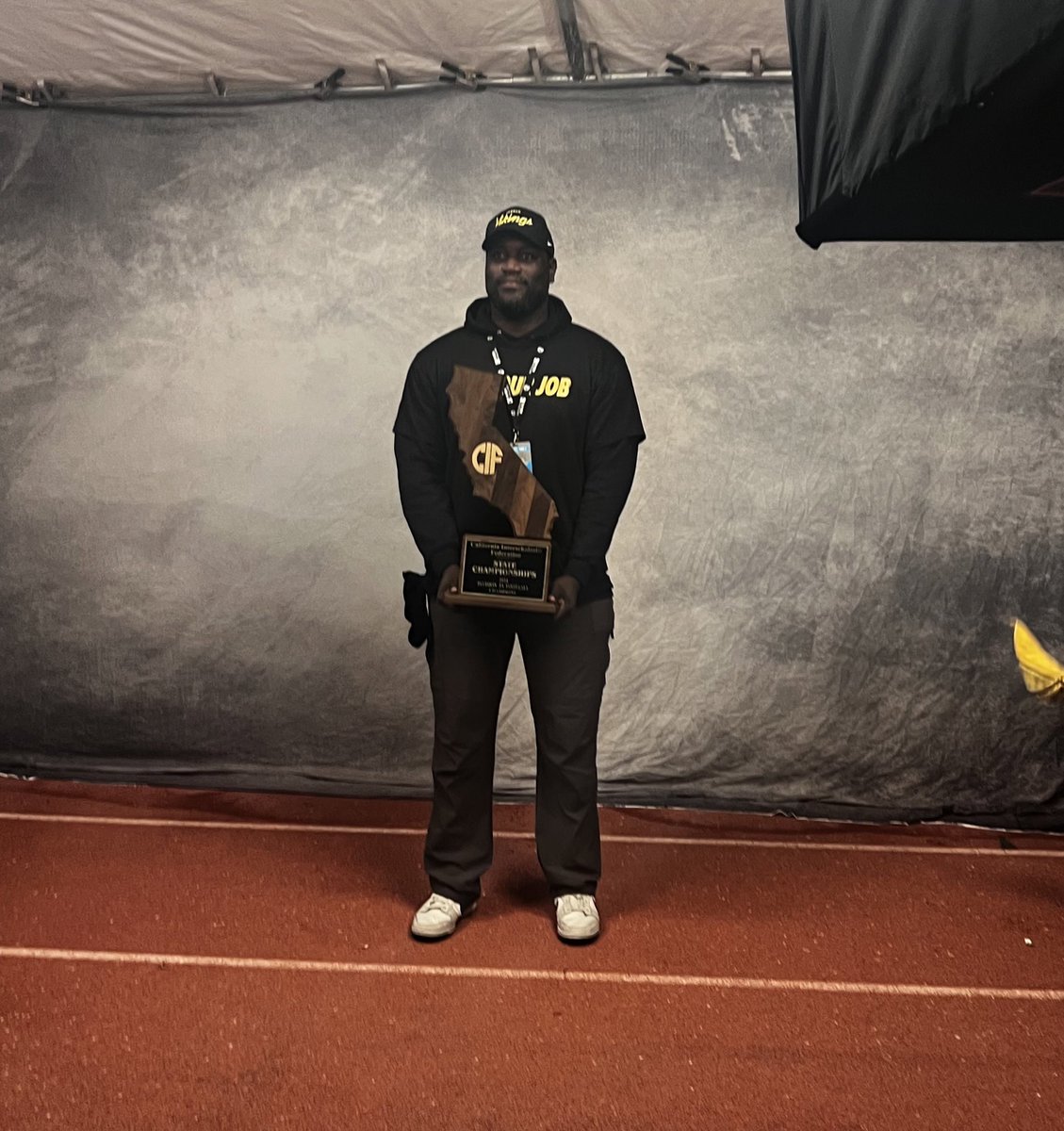 lequan_w's tweet photo. Mission complete! State champs🍾🏆
#VandenBuilt🔰 @VandenFB https://t.co/Av69zisciR