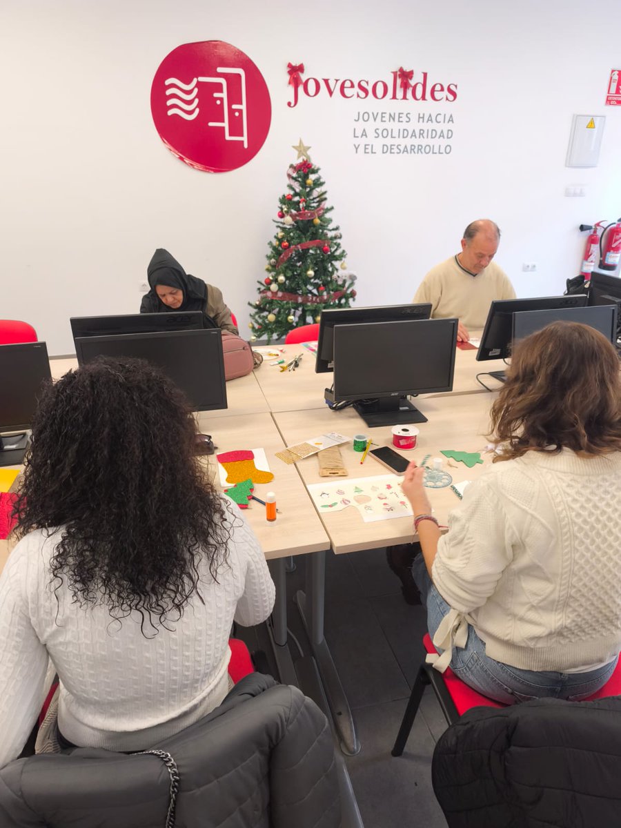 JOVESOLIDES's tweet image. ¡Esta semana entrarán en concurso en nuestro festival navideño! 🎁 ¿Quién se llevará el primer premio? ¡Lo importante es compartir esta experiencia única!

#RedEspaiTIC #Einclusión