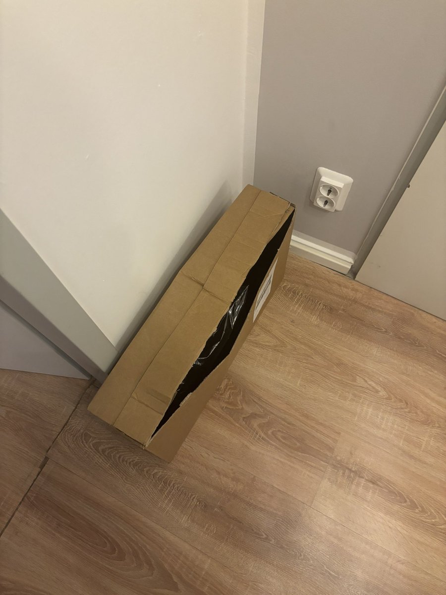 EisernAdler's tweet photo. Nicht mehr blank und noch glücklicher :) @itsmahluna 

Leider kam das Paket aber offen an es hat zwar nichts gefehlt aber die Jacke hat es unten etwas abbekommen (es ist etwas ausgefranst) aber ich bin trotzdem sehr zufrieden :) https://t.co/CO8asGNnl7