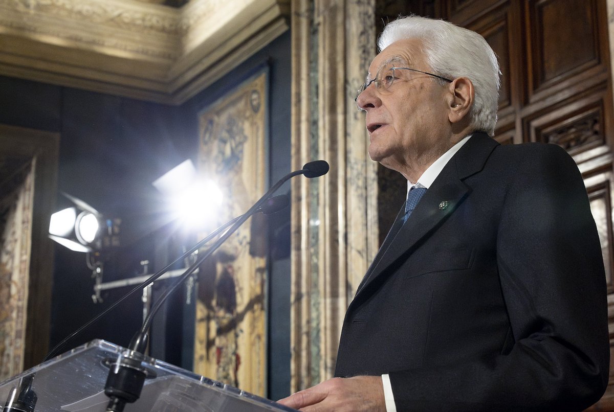 Quirinale's tweet image. #Mattarella: Bisogna amare la #democrazia.
Bisogna prendersene cura.
È garanzia di libertà, promuove benessere e sviluppo, costante ricerca della pace. Obiettivi, questi, negati dai regimi autoritari, incapaci di dare risposte alle speranze delle persone