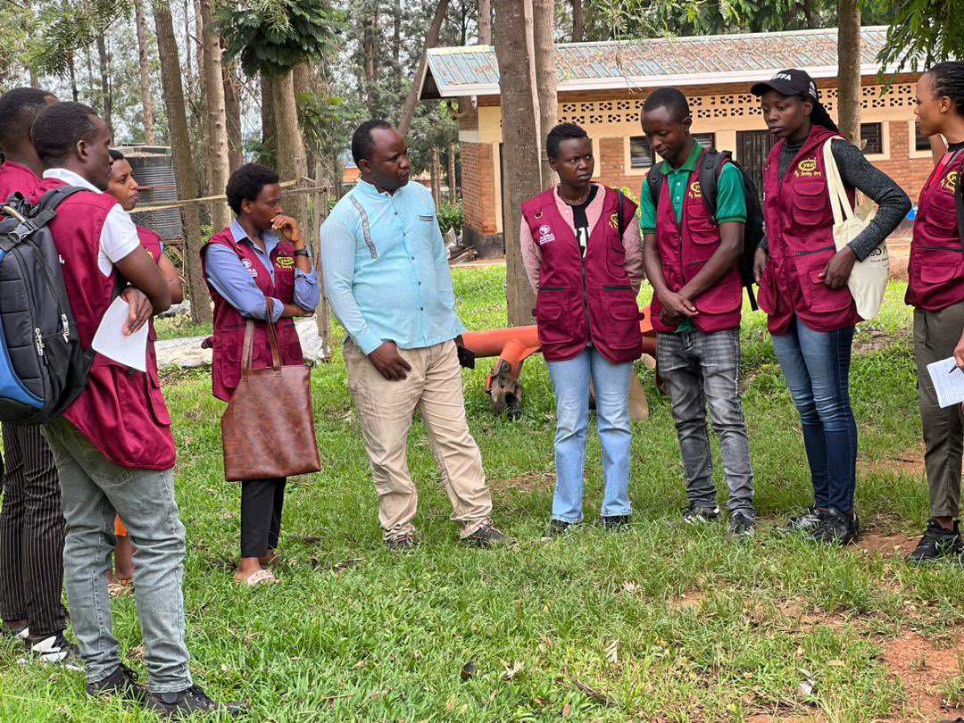 YEAN_Agro's tweet photo. There are plenty of opportunities in food system, from being a farmer to being an agronomist, from inputs supply to value addition, we are facilitating the process to enable hundreds of youth to live their dream through dignified opportunities in agriculture. 

Today our team met the local leaders in @BugeseraDistr and introduced our programs including the #YEFFA project and new youth extension agents who want to serve farmers in their respective communities. @AGRA_Africa @MastercardFdn @youngafricawks @RwandaEast