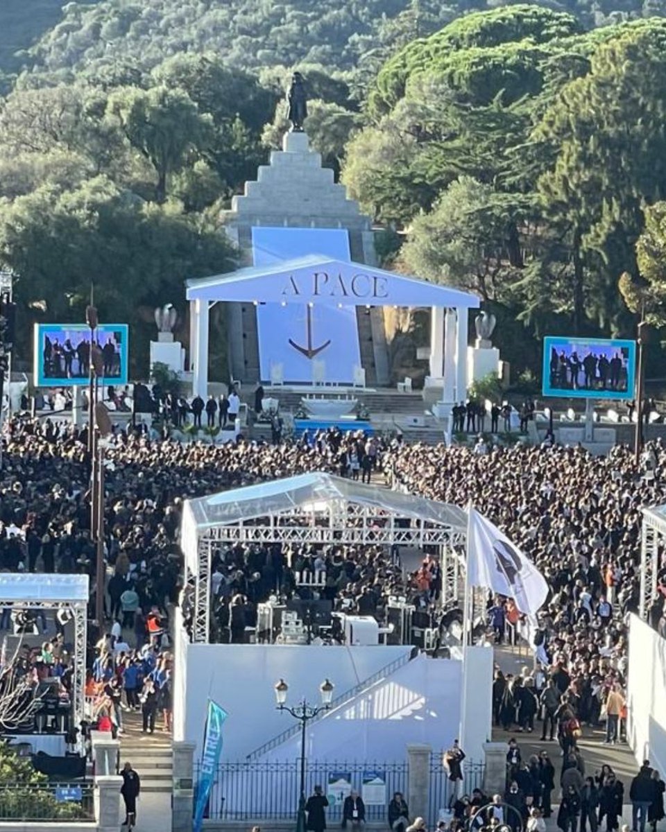 egliseencorse's tweet photo. 𝗠𝗘𝗥𝗖𝗜 𝗣𝗢𝗨𝗥 𝗩𝗢𝗧𝗥𝗘 𝗙𝗘𝗥𝗩𝗘𝗨𝗥 🤲
— Votre joie a rendu cette visite inoubliable ✨

Jamais la Corse n’avait reçu un Pape ✝️ 

Grâce à votre mobilisation, nous avons pu lui réserver 𝘂𝗻 𝗮𝗰𝗰𝘂𝗲𝗶𝗹 𝘂𝗻𝗶𝗾𝘂𝗲 à la hauteur de l’événement. https://t.co/9itX3HPxKc