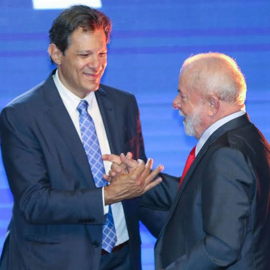FabyMachadoS's tweet photo. Datafolha aponta 77% dos brasileiros aprovam cobrar imposto de quem ganha acima de 50 mil reais.
Taxação dos super-ricos já, proposta do Ministro Haddad.
#LulaMundoSemFome https://t.co/ZGVvXShFmK