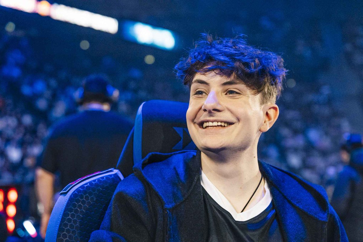itskarni's tweet photo. Dass @Broeki2 mir damals eine Chance gegeben hat, und dass die anderen und ihre Communities mich adoptiert haben, hat mein Leben komplett verändert.

Ich durfte Teil von NNO sein, und ein paar der krassesten Momente und Erinnerungen mitnehmen, von denen ich davor nicht einmal geträumt hätte.

Dafür werde ich @Broeki2 und dem Haufen für immer unendlich dankbar sein.

Will hier gar nicht ewig rumschnulzen, klar bin ich traurig, aber wir sind ja nicht aus der Welt, und in 2025 kommen auch neue geile Dinge auf uns zu.
(die restlichen rbloio Bilder sind auf insta)