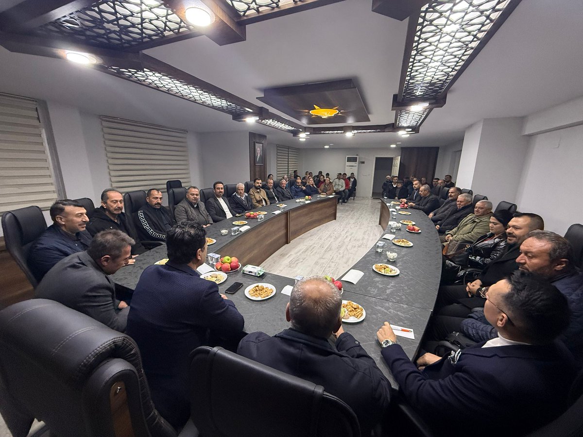 İl Başkanımız Sayın Yücel Güngör, Çivril İlçe Başkanlığımızı ziyaret ederek kongre sonra yeni yönetim kurulu üyeleri ile bir araya geldi.

Çivril yeni dönemde ehil kadrolarla hizmet siyasetine devam edecek.