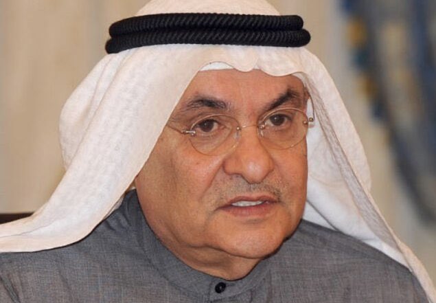 kathima's tweet photo. كلمة صدق في رحاب وطن التسامح

بقلم محمد جاسم الصقر 

- جنسية الإنسان هي هويته وكيانه وانتماؤه، ومن حقه بل من الواجب عليه أن يتمسك بها بكل ما أوتي من قدرة وأن يدافع عنها ما استطاع إلى ذلك سبيلاً... هذا لكل شعوب الأرض عامة، ولشعب الكويت بصفة خاصة، إذ لا يمكن لأحد أن يزايد على هذا الشعب في وطنيته، لأننا بخلاف معظم شعوب الأرض مررنا بتجربة مريرة وخضنا في تاريخنا الحديث نيران غزو أظهرت معدن هذا الشعب ونقاء عنصره ومدى ولائه لوطنه، فكانت خير برهان على حبه لبلاده. ومنذ البداية نقر بأن أمر منح الجنسية أو سحبها إنما هو قرار سيادي، وليقيننا بتلك السيادية فها نحن نناقش شأنها بهدوء وعقلانية وموضوعية بعيداً عن التعصب لهذا الرأي أو ذاك، آملين إقرار الحق لمستحقه، وسحبه ممن زور أو تلاعب أو تحايل على القانون ليأخذ ما ليس له، شادِّين على أيدي المسؤولين بالتصدي للتلاعبات التي لا نماري في أنها قد حدثت بالفعل، وترتب عليها منح الجنسية لمن لا يستحقها، وهذا الصنف هو من يجب أن توجه إليه حملة سحب الجناسي، دون أن تمتد لتشمل من حصل عليها بالطرق القانونية التي أقرتها الإدارة العامة دون أن يرتكب في ذلك خطأً أو خطيئة أو تجاوزاً. سحب الجناسي هو تقرير لمصائر الناس وإلغاء لهويتهم ورمي بهم في غياهب المجهول ولجة المتاعب، وعليه يجب التعامل بحساسية عالية وحرص صادق على عدم التعميم في اتخاذ القرار، لأن أغلب حالات السحب طالت متجنسات بموجب المادة الثامنة اكتسبن شرف المواطنة الكويتية منذ عقدين أو أكثر، وباتت هذه البلاد بلادهن، وأصبح حب الواحدة منهن للكويت لا يقل عن حبها لوطنها السابق، إن لم يتجاوزه، ولم يعد أمامهن خيار آخر، وحتى لو حاولن الرجوع إلى جنسياتهن السابقة فقد لا يستطعن الحصول عليها مرة أخرى، ليصبحن بين عشية وضحاها بلا هوية، دون أدنى مراعاة لمشاعرهن بعدما حملن لهذا الوطن كل إخلاص وانتماء، فأصبحن أمهات وربما جدات لآباء وأحفاد كويتيين، وربينهم على حب الكويت والإخلاص لها، ثم تأتي الحكومة لتضرب عرض الحائط بتلك المشاعر النبيلة، وتقول لهن: لستن منا ولسنا منكن، في تنكُّر مُر لا يليق ببلد كالكويت، تمثل القيم الإنسانية وعلاقات الود والمحبة ودواعي الأخلاق والدين تراثه الوطني الأغلى، ما من شأنه أن يخلف في قلوبهن الحسرة والألم والإحساس بالنكران ويقلب منزلة الكويت التي نمت في نفوسهن خلال تلك السنوات الطويلة رأساً على عقب، كما لا يراعي مشاعر ذويهن من أولاد وأزواج وهم يرون أمهاتهم وزوجاتهم يخرجن بقرار خارج دائرة المواطنة محطماً العرى الوثيقة التي تجمع شمل الأسرة الواحدة دون أن يستطيعوا أن يفعلوا لهن شيئاً.

وما ينبغي أن يضعه مسؤولونا في الحسبان هو أن هناك فرقاً شاسعاً بين التزوير أو التلاعب من جهة وبين الخطأ الإداري الذي بموجبه مُنِح شخص ما الجنسية الكويتية من جهة أخرى، فالأول يستلزم التدارك وسحب الجنسية بل العقاب للمتجنس ولمن سهل له هذا التزوير، أما الثاني والذي حدث بحق مجنسات المادة الثامنة فإنما هو خطأ إداري في منح الجنسية بقرار لا بمرسوم، وهو خطأ الإدارة نفسها لا خطأهن، ولا ذنب لهن فيه على الإطلاق، فكيف يعاقبن على ذنب اقترفته يد الإدارة؟! وكيف تتم المساواة بين مزور الجنسية ومن حصل عليها بالقانون، عبر سحبها من الجميع دون تفرقة بين مذنب وبريء؟! وعلى هذا فأولى بمسؤولينا مراجعة هذا الملف كله حالة حالة، بآلية منصفة مع قواعد معلنة ومعايير واضحة. إننا على يقين بنبل ووطنية الغاية التي قصدتها القيادات السياسية والأمنية في البلاد حتى عمدت إلى هذه الإجراءات. ونحن على يقين أيضاً بأن هذه القيادات تعرف تماماً ما نحمله لها من احترام وولاء، وما نكبره فيها من حرص على الدفاع عن الهوية الكويتية. غير أن معاملة المذنب والبريء والمحتال والأمين على حد سواء أمر من واجبنا تجاه الوطن وقياداته أن ننبه إلى مخاطره. وبعيداً عن متاهات القانونيين واجتهادات الدستوريين لابد أن نذكر بأن منح زوجات الكويتيين جنسية أزواجهن بموجب المادة الثامنة قد جرى العمل به لسنوات طويلة وتحت بصر الدولة والقانونيين والدستوريين، وكل ما فعلته المتجنسات هو العمل بموجب ما أقره هؤلاء وما لم يعترض عليه هؤلاء... ومن هذه الحقيقة بالذات يجب أن ينطلق العمل على معالجة هذا الأمر بموجب دراسات مستفيضة تحرص على الحق وترفض الظلم وتبحث الآثار والنتائج وتطرح الحلول البديلة التي تحقق الهدف دون أن تلحق الأذى بأمهات أولادنا وزوجات إخواننا، ودون أن تلحق الأذى بالكويت.